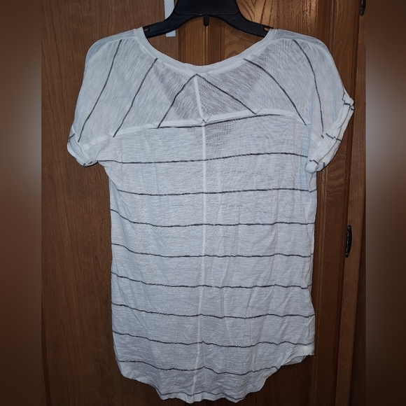 A Madewell low-cut semi-sheer ladies short sleeve t-shirt in a size XS. - Picture 5 of 5